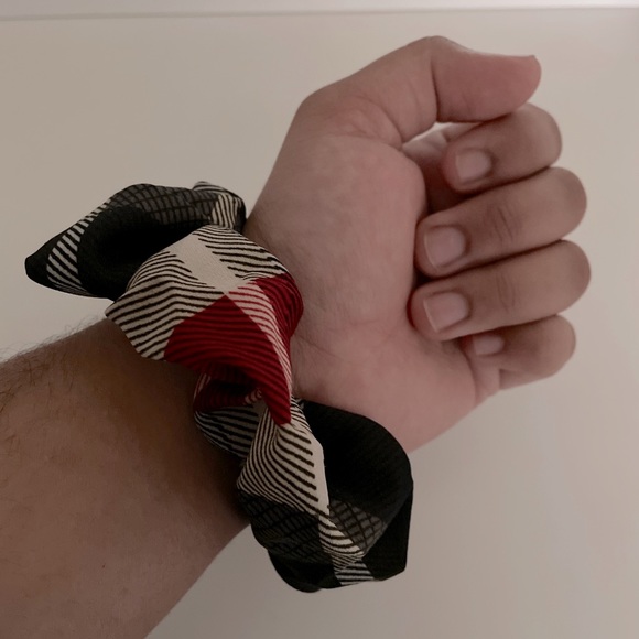 Plaid Patterned Scrunchie Set - Picture 4 of 5